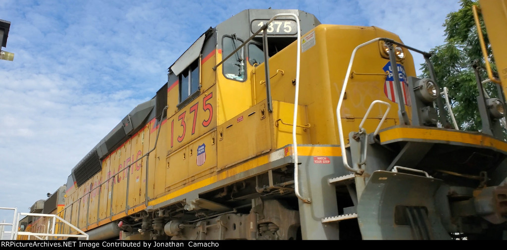 UP 1375 on UP LOA32 Costa Mesa local trails through the station